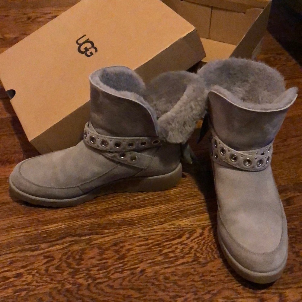 * SOLD * Ugg grey booties